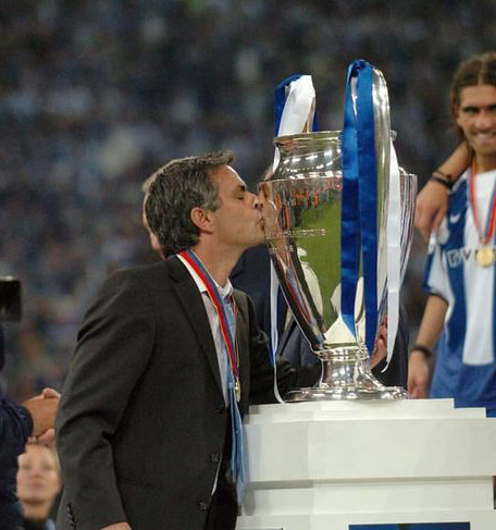 José Mourinho embrassant son trophée de la Ligue des Champions